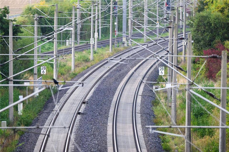 Wegen der defekten Oberleitung mussten Züge umgeleitet werden. (Symbolbild)Julian Stratenschulte/dpa