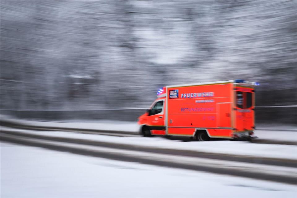 Wegen der eisigen Temperaturen musste die Feuerwehr die Passagiere zu einer Raststätte bringen. (Symbolbild)Christian Charisius/dpa
