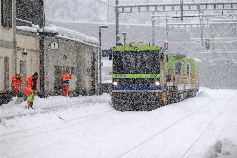 Wegen der großen Schneemengen herrscht große Lawinengefahr.Peter Schneider/KEYSTONE/dpa