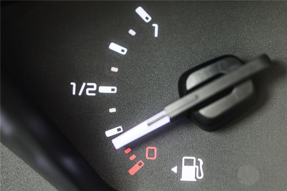 Wegen der hohen Benzin- und Dieselpreise fordert ein Verband befristete Steuerentlastungen. (Symbolbild)Robert Michael/dpa