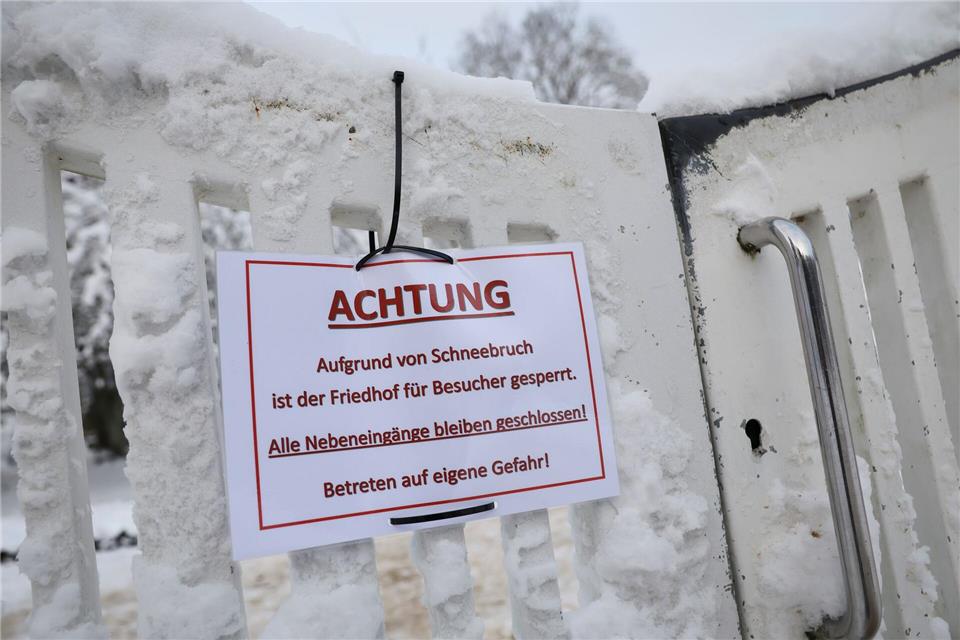 Wegen der hohen Schneelasten auf den Bäumen sind in Hamburg der Hauptfriedhof Altona und der Park Planten un Blomen gesperrt. Christian Charisius/dpa