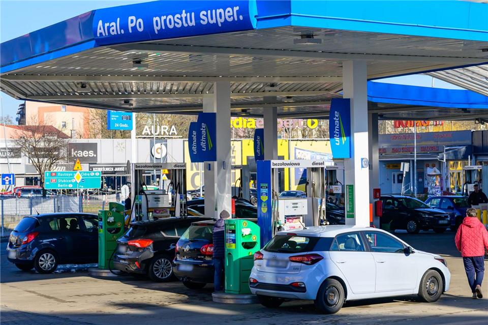 Wegen der in Deutschland gestiegenen Benzinpreise tanken viele Autofahrer aus Brandenburg hinter der polnischen Grenze. Patrick Pleul/dpa