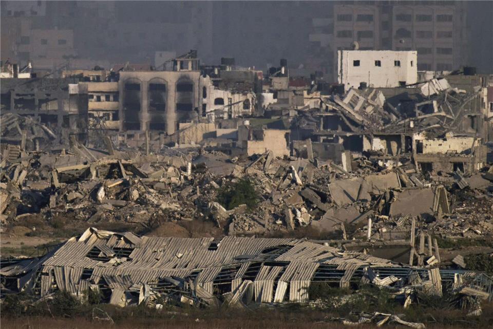 Wegen der katastrophalen Lage im Gazastreifen hat die EU-Kommission eine Einschränkung der Zusammenarbeit mit Israel vorgeschlagen.Leo Correa/AP/dpa