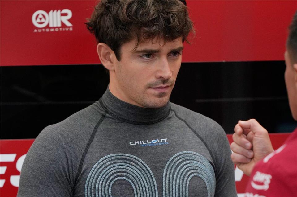 Wegen der neuen Hitze-Regel der Formel 1 können die Piloten wie Charles Leclerc in Singapur Kühlwesten tragen.Vincent Thian/AP/dpa