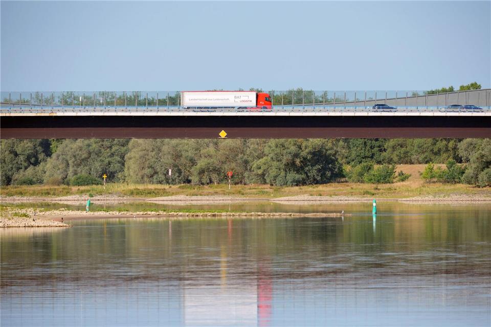 Wegen der niedrigen Wasserstände auf deutschen Flüssen lockern Berlin und Brandenburg das Sonntagsfahrverbot für Lkw. Soeren Stache/dpa