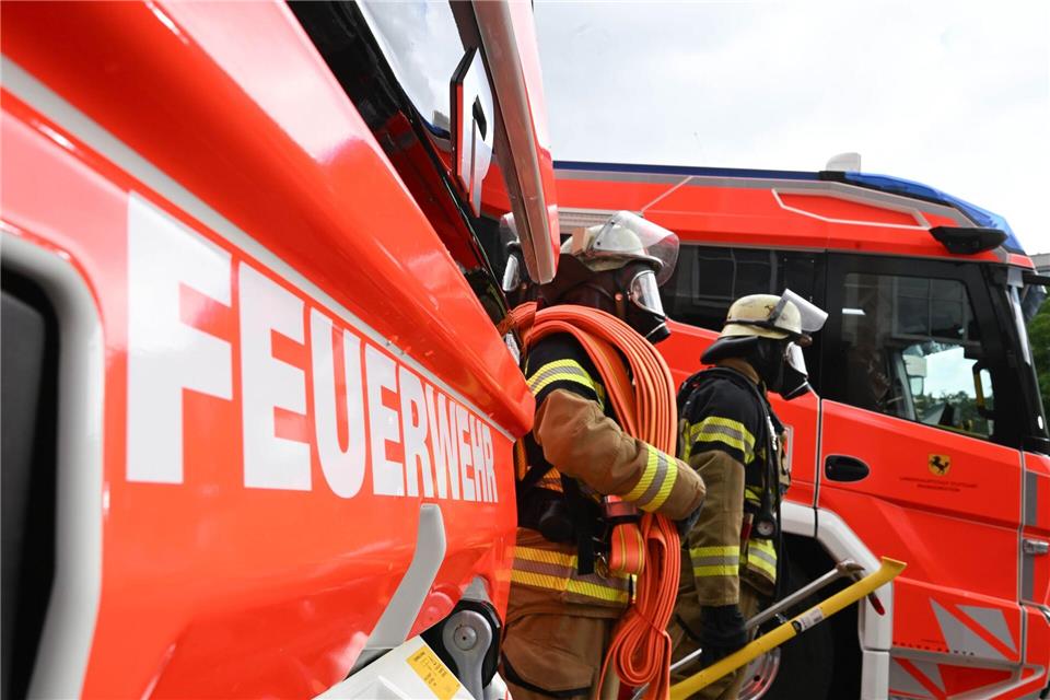 Wegen der sommerlichen Temperaturen hatte einige Feuerwehrkräfte Herz-Kreislauf-Beschwerden. (Symbolbild)Bernd Weißbrod/dpa