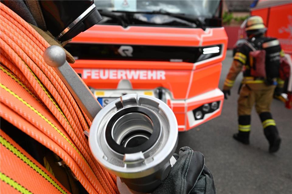 Wegen der starken Rauchentwicklung wurde die Bevölkerung gewarnt. (Symbolbild)Bernd Weißbrod/dpa