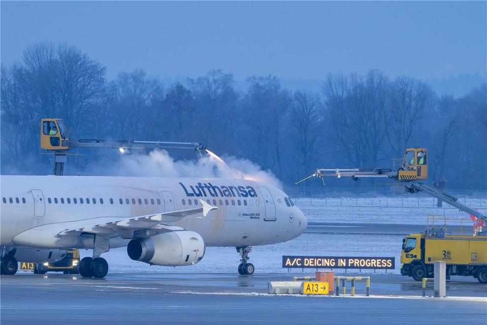 Wegen der starken Schneefälle ist der Flugbetrieb am Flughafen in München gestört (Archivbild). Peter Kneffel/dpa