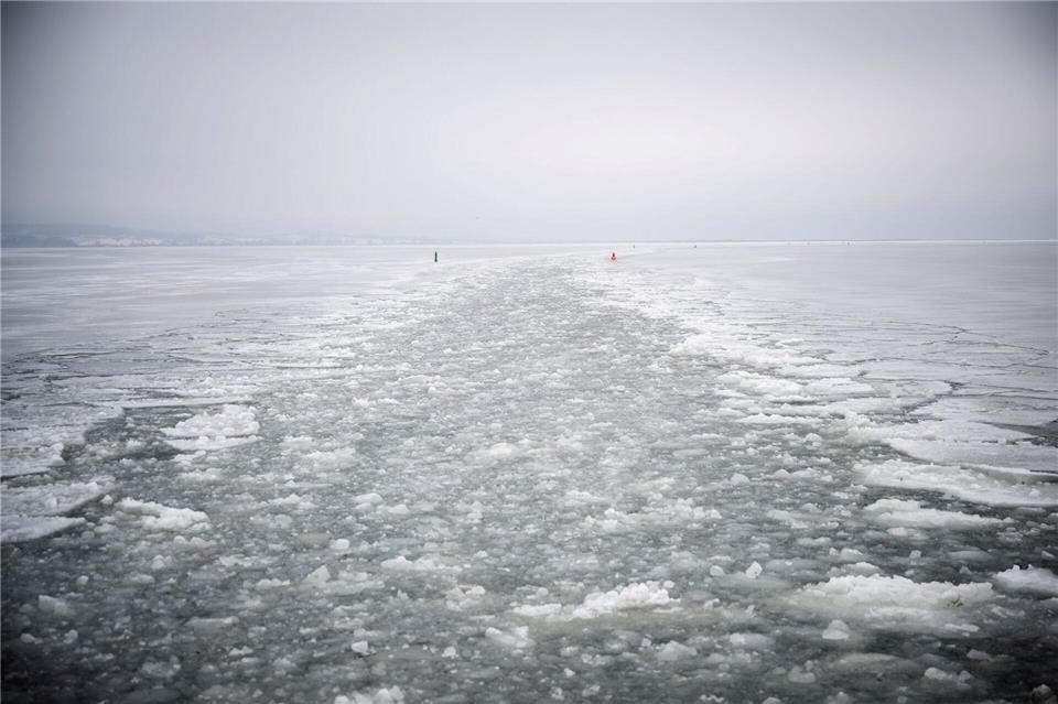 Wegen der starken Vereisung gilt aber ein Notfahrplan.Philip Dulian/dpa