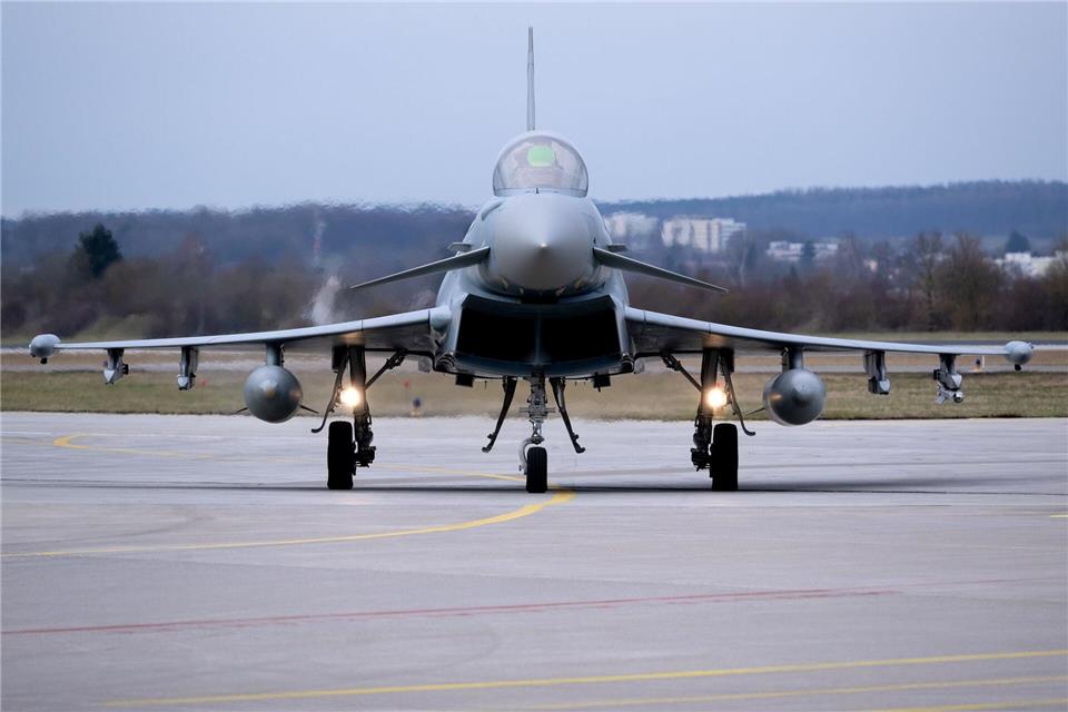 Wegen der verschärften Bedrohungslage will die Bundeswehr wieder Tieffluggebiete fürs Pilotentraining nutzen.Sven Hoppe/dpa