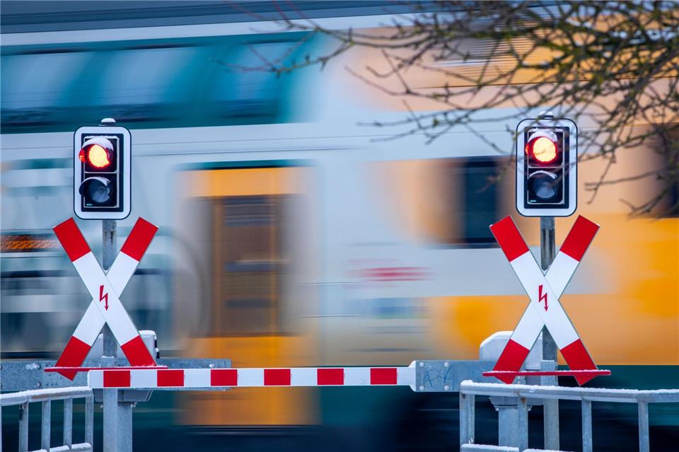 Wegen der verzögerten Bauarbeiten auf der Bahnstrecke Hamburg-Berlin beklagen Politiker eine Zumutung für Berufspendler im Nordwesten Brandenburgs. (Symbolbild)Jens Büttner/dpa