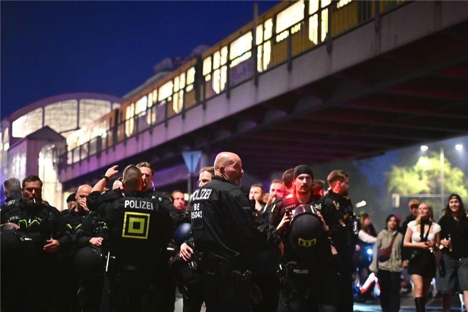 Wegen der vielen feiernden Menschen kam die Demonstration „Revolutionärer 1. Mai“ nur langsam voran.Sebastian Gollnow/dpa