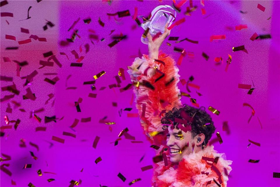 Wegen der voraussichtlichen Teilnahme Israels am nächsten Eurovision Song Contest gibt der Schweizer ESC-Star Nemo den Pokal für seinen Sieg im Jahr 2024 zurück. (Archivbild)Jens Büttner/dpa