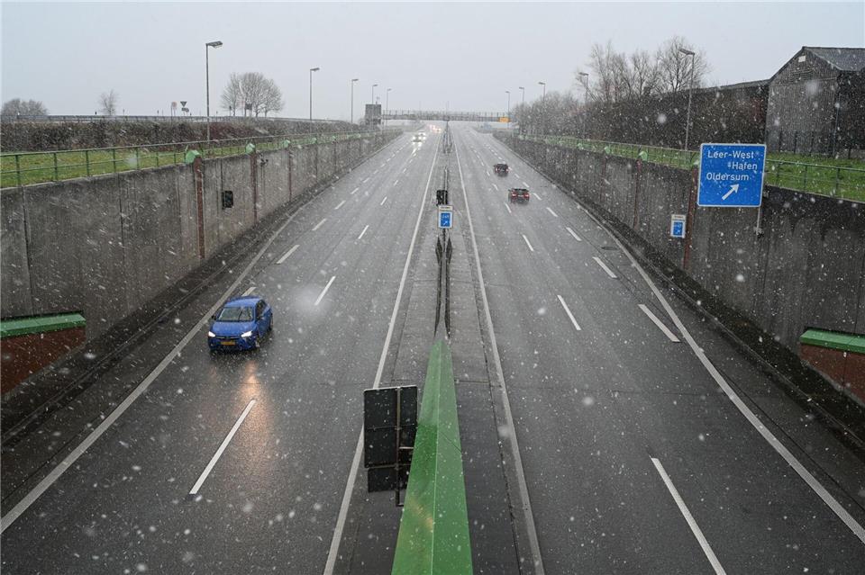 Wegen der zu hohen Ladung eines Sattelschleppers ist der Emstunnel beim ostfriesischen Weener beschädigt worden. (Archivbild) Lars Penning/dpa