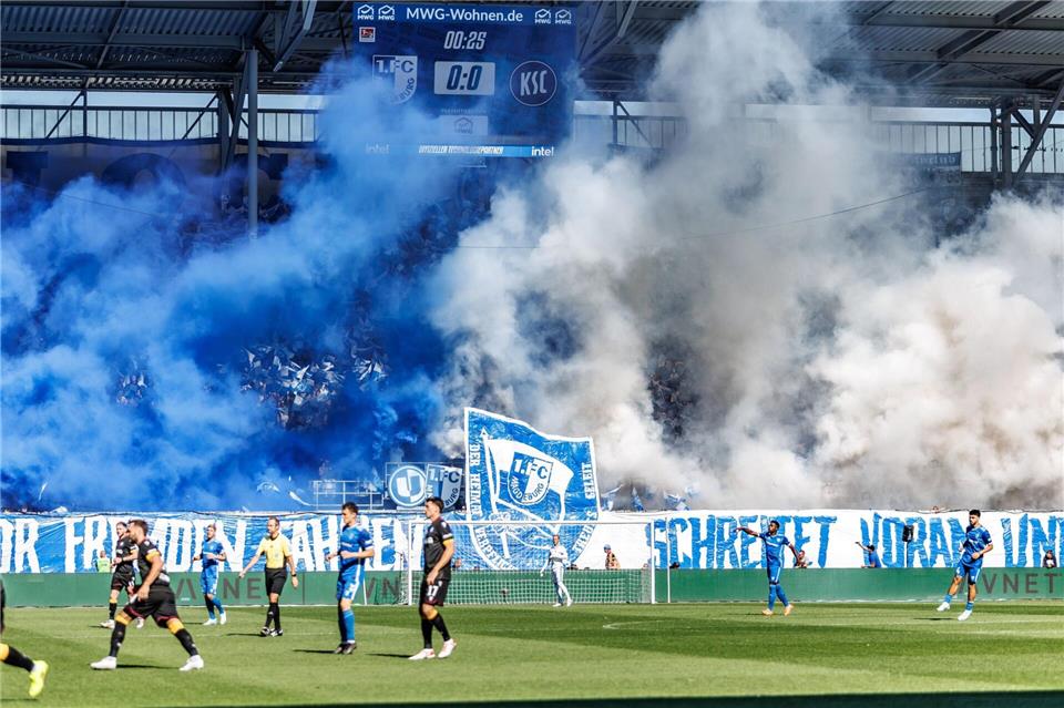 Wegen des Abbrennens von Pyrotechnik durch seine Fans muss der 1. FC Magdeburg wieder eine Strafe zahlen.Andreas Gora/dpa