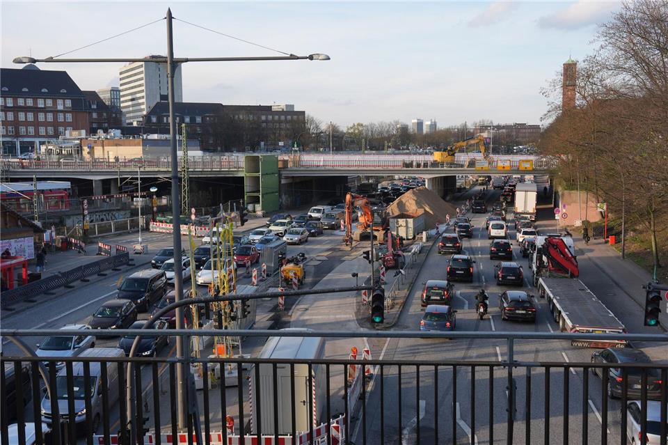 Wegen des Abrisses des nördlichen Teils der Berlinertordammbrücke hat die Hamburger Verkehrsbehörde Vollsperrungen der Straße Bürgerweide an drei Wochenenden im März angekündigt. (Archivbild)Marcus Brandt/dpa