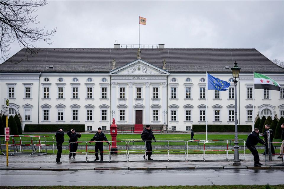 Wegen des Besuchs des syrischen Übergangspräsidenten Ahmed al-Scharaa in Berlin ist die Polizei im Großeinsatz.Kay Nietfeld/dpa