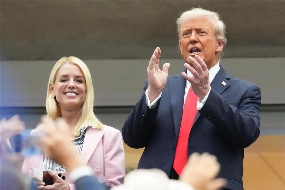 Vor Trump: Alcaraz dank US-Open-Triumph Nummer eins der Welt Wegen des Besuchs von Trumps waren die Sicherheitsvorkehrungen rund um das Finale verschärft.Kirsty Wigglesworth/AP/dpa