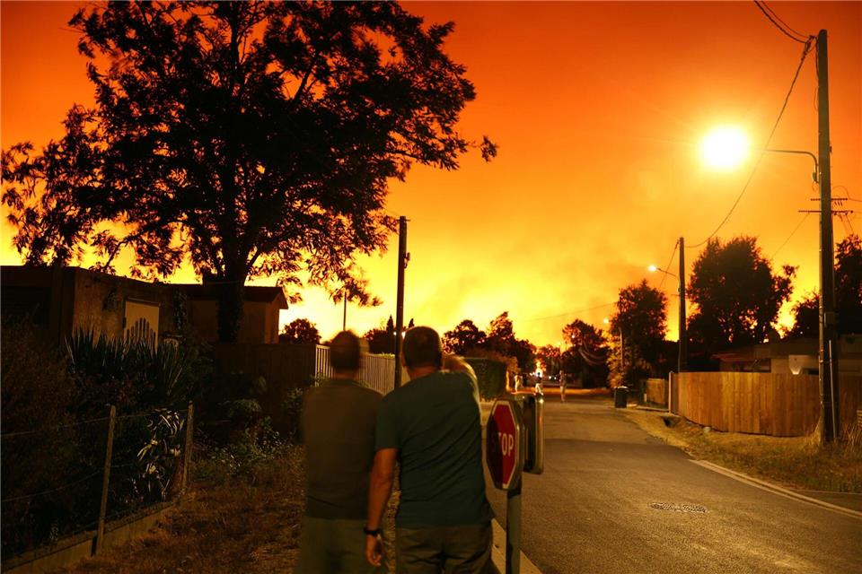 Wegen des Brandes an der Atlantikküste wurden inzwischen fast 20.000 Menschen evakuiert.Romain Perrocheau/AFP/dpa