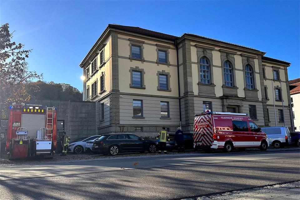 Wegen des Brandes rückte die Feuerwehr zu der JVA aus.Felix Kirberg/dpa