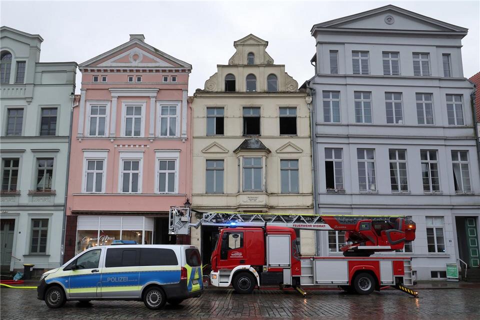 Wegen des Brandes waren Zufahrten zum Markt gesperrt worden.Bernd Wüstneck/dpa