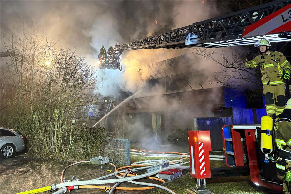 Wegen des Brandes wurden dutzende Bewohner in einer gegenüberliegenden Halle untergebracht. Kevin Weddig/News5/dpa