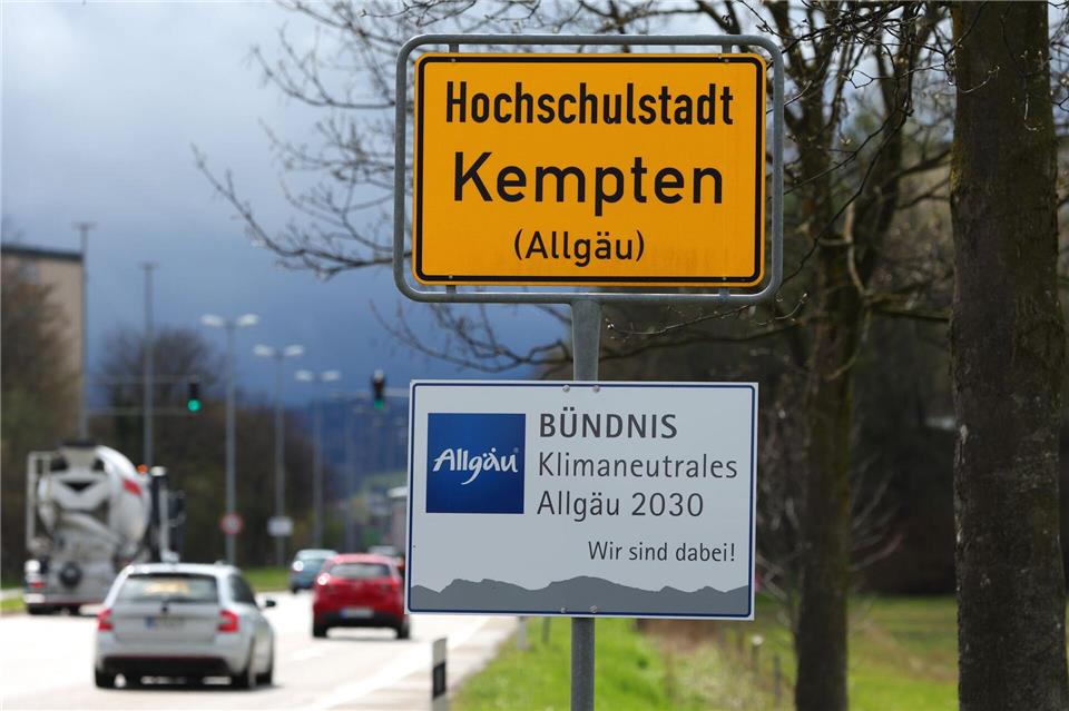 Wegen des Einsatzes wurde die Bundesstraße 12 in Kempten zeitweise gesperrt. (Archivbild)Karl-Josef Hildenbrand/dpa