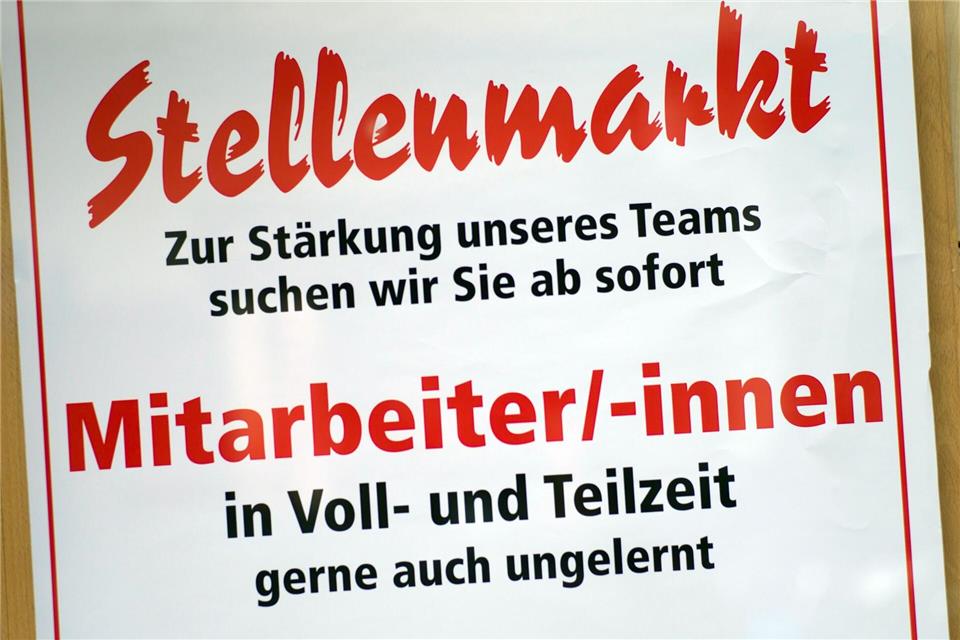 Wegen des Fachkräftemangels können viele Betriebe nicht wählerisch sein. (Symbolbild)picture alliance / Peter Kneffel/dpa