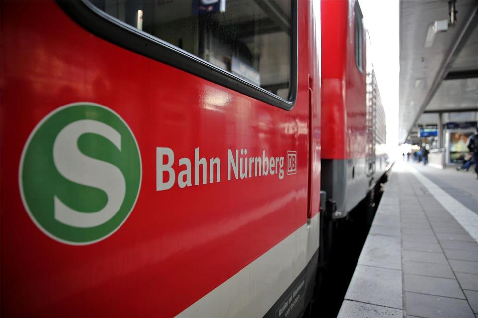 Wegen des Feuerwehreinsatzes konnten auf der stark frequentierten Strecke zwischen Nürnberg und Bamberg etwa 45 Minuten lang keine Personen- und Güterzüge fahren. (Archivbild)Daniel Karmann/dpa