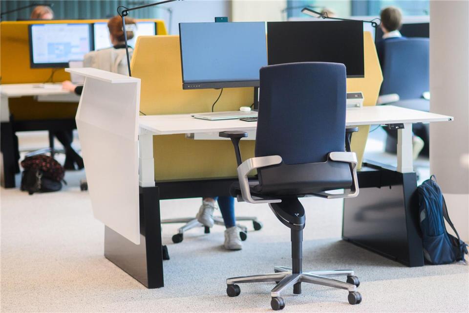 Jeder Vierte im Homeoffice: Arbeiten zu Hause bleibt beliebt Wegen des Homeoffice-Trends bleiben in vielen Büros Schreibtische leer. (Archivbild)Philip Dulian/dpa/dpa-tmn