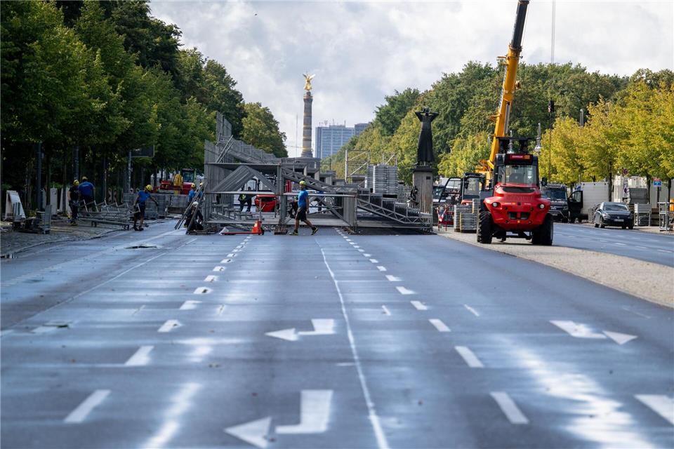 Wegen des Marathons sind Straßen gesperrt. (Archivbild)Sören Stache/dpa