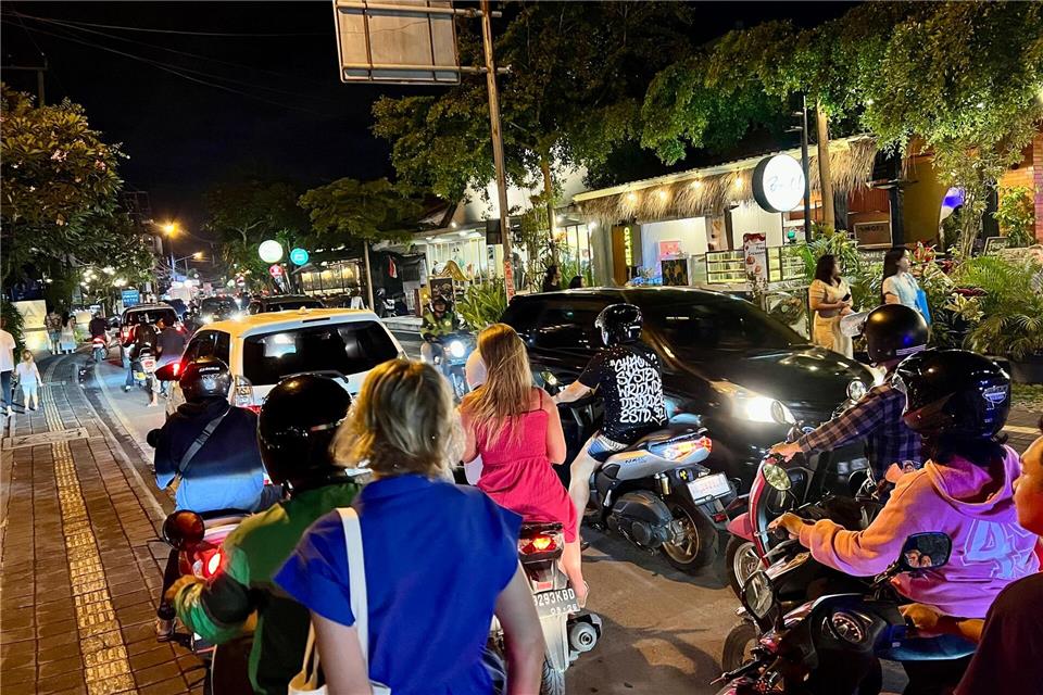 Wegen des Massentourismus sind auf Bali häufig die Straßen völlig verstopft.Carola Frentzen/dpa