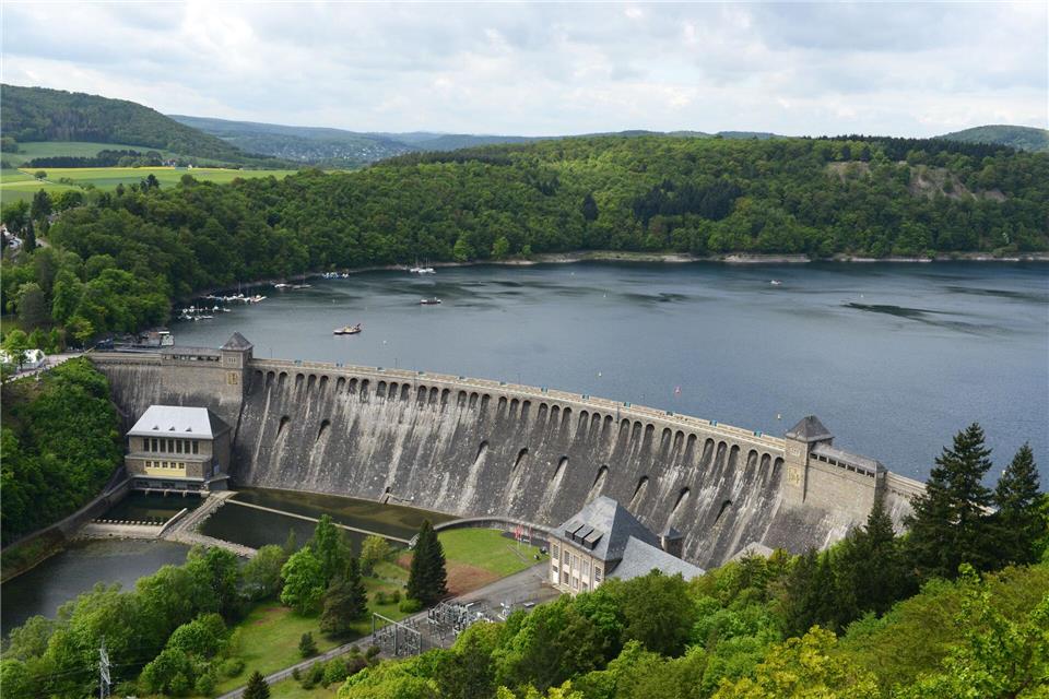 Edersee fast leer – Tourismus und Schifffahrt leiden Wegen des Niedrigwassers am Edersee kämpfen Betriebe mit Ausfällen. (Archivbild)Uwe Zucchi/dpa