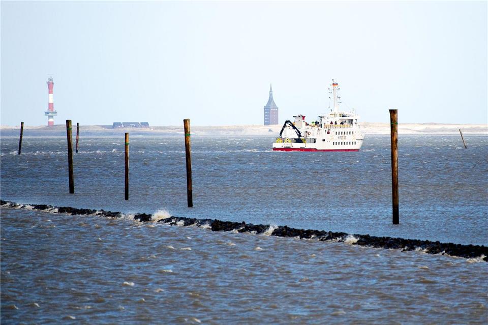 Wegen des Ostwindes und niedriger Wasserstände fallen Inselfähren teils aus oder fahren zu anderen Zeiten. (Archivbild)Hauke-Christian Dittrich/dpa