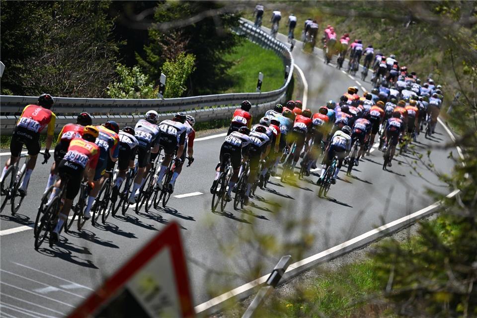 Wegen des Radrennens Eschborn-Frankfurt und Demos kommt es am 1. Mai zu Sperrungen im Frankfurter Stadtgebiet. Im Personennahverkehr kommt es bei Bussen und Straßenbahnen zu Einschränkungen. (Archivbild)Arne Dedert/dpa