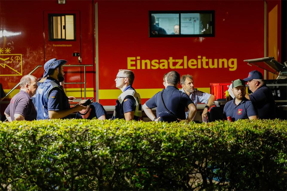 Wegen des Rauchs musste die Einsatzzentrale verlegt werden. Thomas Banneyer/dpa