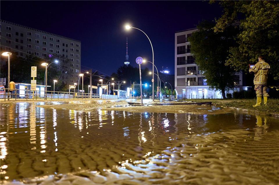 Nordosten Berlins nach Rohrbruch zeitweise ohne Wasser Wegen des Rohrbruchs waren viele Haushalte in der Nacht ohne Wasser - und es kam zu Überschwemmungen. Michael Ukas/dpa