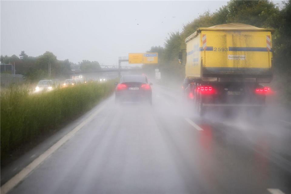 Wegen des Starkregens wird eine Autobahnpassage bei Leverkusen gesperrt.Christoph Reichwein/dpa