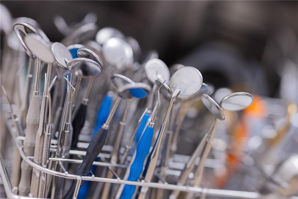 Wegen des Todes eines Patienten muss sich in Augsburg ein Zahnarzt vor Gericht verantworten. (Symbolbild)Rolf Vennenbernd/dpa