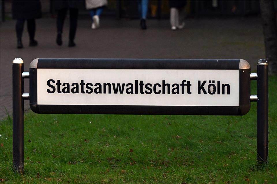 Wegen des Verdachts des bandenmäßigen Betrugs mit Immobilien sitzen zwei Männer in U-Haft. (Symbolbild)Federico Gambarini/dpa