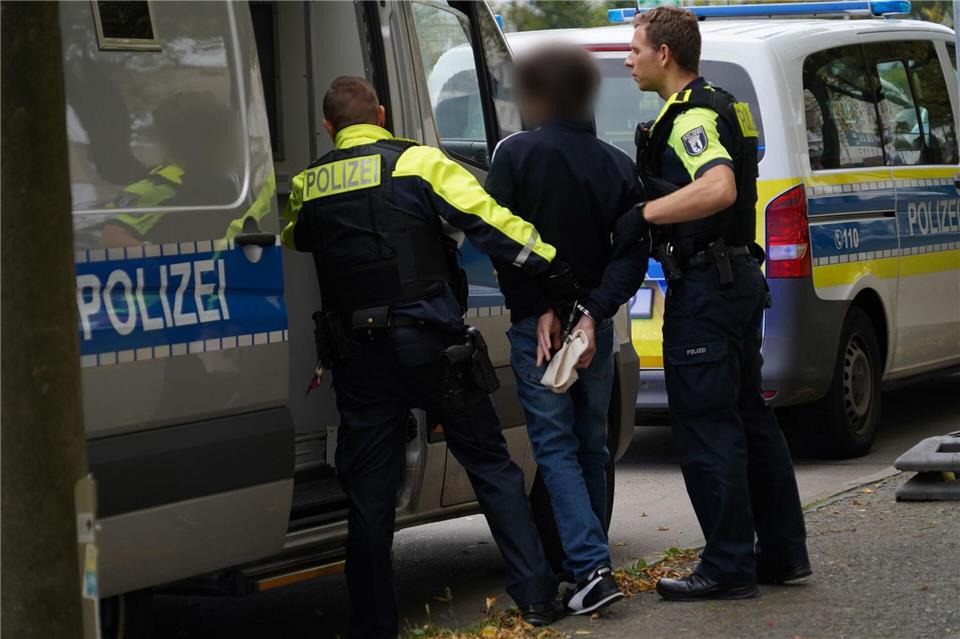 Festnahme wegen Menschenraub-Verdachts in Berliner Hotel Wegen des Verdachts des erpresserischen Menschenraubes hat die Berliner Polizei einen Jugendlichen und einen erwachsenen Mann festgenommen.Pierce Adler/dpa