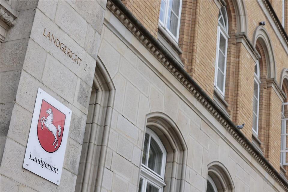 Wegen des Vorwurfs, Kolleginnen sexuell belästigt zu haben, steht ein Richter vor Gericht. (Symbolbild)David Ebener/dpa