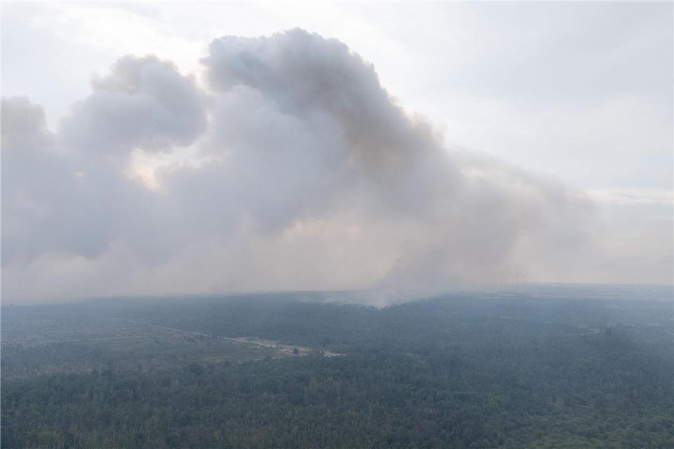 Wegen des Waldbrandes in der Gohrischheide wurde Katastrophenalarm für drei Gemeinden ausgelöst.Sebastian Kahnert/dpa