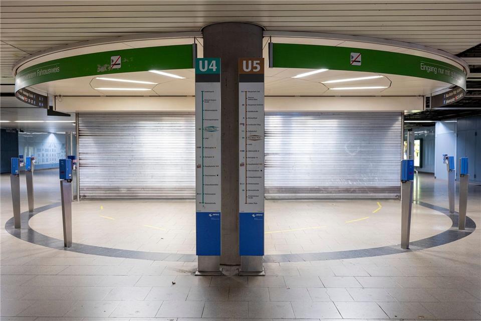 Wegen des Warnstreiks blieben erneut viele Fahrzeuge in den Depots. Peter Kneffel/dpa