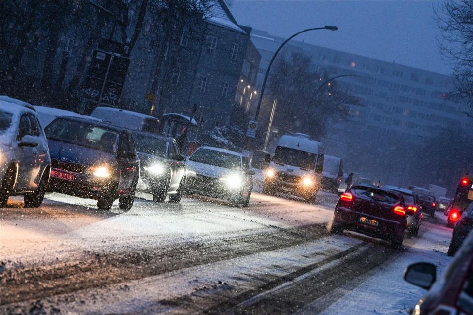 Wegen des Wetters muss mit starken Einschränkungen auf Straßen und Wegen gerechnet werden.Jens Kalaene/dpa