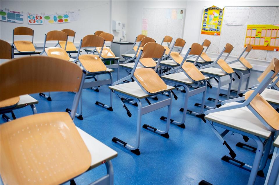 Wegen des Winterwetters fällt der Präsenzunterricht aus – viele Klassenzimmer bleiben leer. (Archivbild)Hauke-Christian Dittrich/dpa