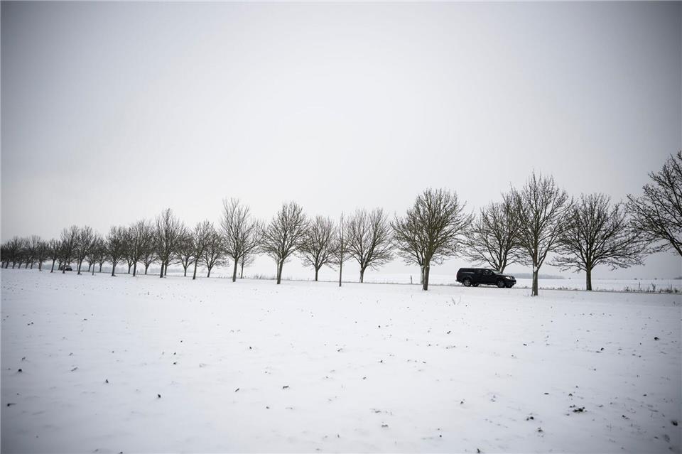 Wegen des Winterwetters ist auf den Straßen Vorsicht geboten. Philip Dulian/dpa