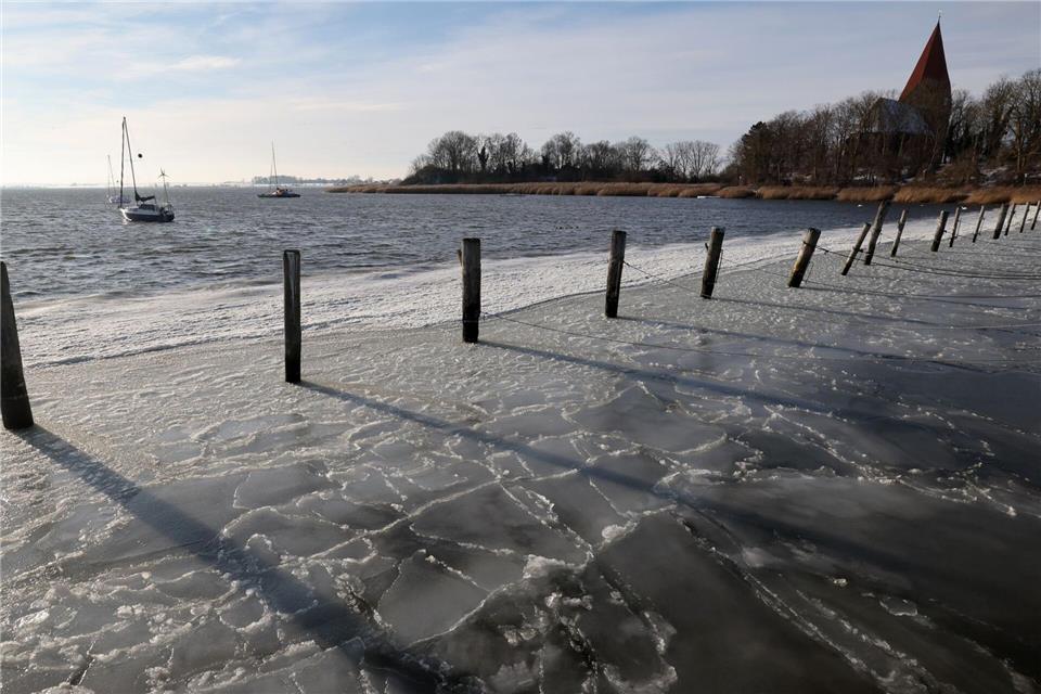 Wegen des anhaltenden Frostes dürfte sich zusätzliches Eis auf den Gewässern von MV bilden.Bernd Wüstneck/dpa