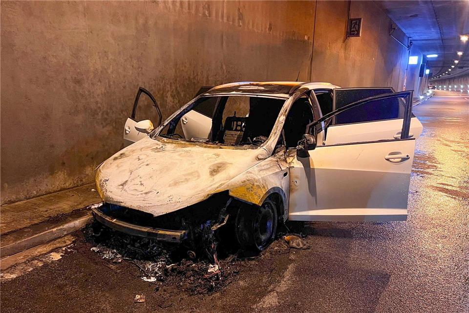 Wegen des brennenden Autos mussten Menschen aus knapp 30 Fahrzeugen den Autobahntunnel über Notausgänge verlassen.S.Weber//Fuldamedia/dpa