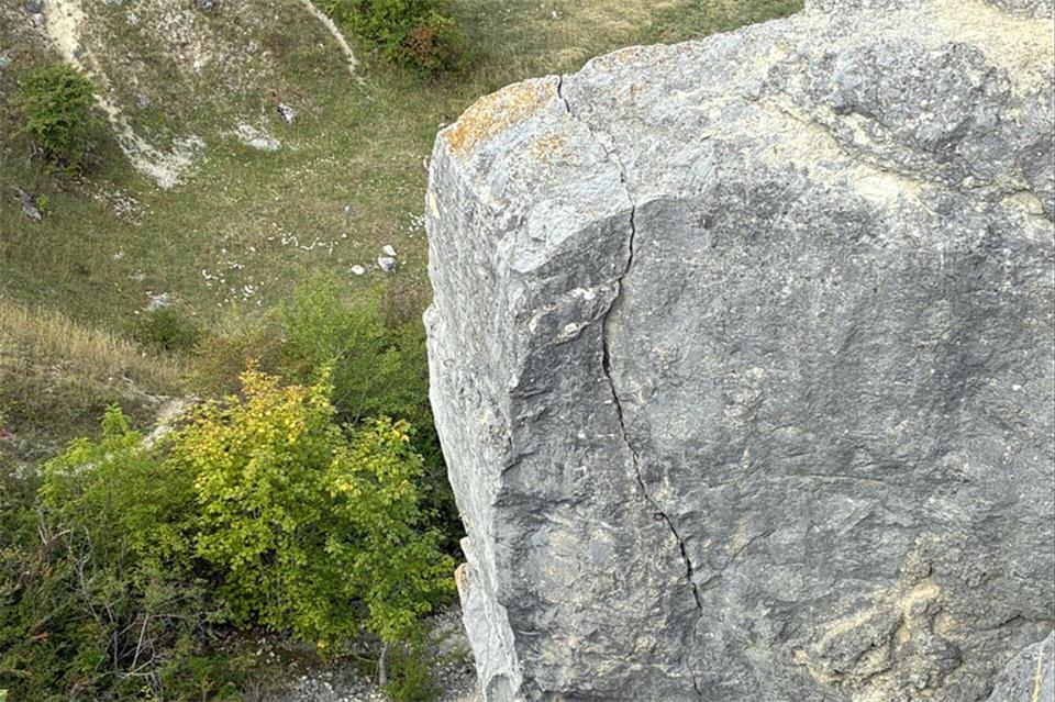 Wegen des drohenden Felssturzes sperrten die Behörden den Bereich rund um die Spielburg. (Handoutbild)-/Stadt Göppingen/dpa